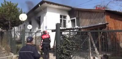  Lojmanın yandığını g&ouml;r&uuml;nce sinir krizi ge&ccedil;irdi