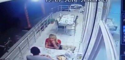 Lokantada yemek yerken &ouml;ld&uuml;r&uuml;ld&uuml;