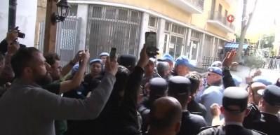 T&uuml;rk tarafına ge&ccedil;meye &ccedil;alışan BM askerini ite ite &ccedil;ıkardılar