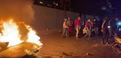 L&uuml;bnan'da liranın değer kaybetmesi ve alım g&uuml;c&uuml;n&uuml;n d&uuml;şmesi protesto edildi 
