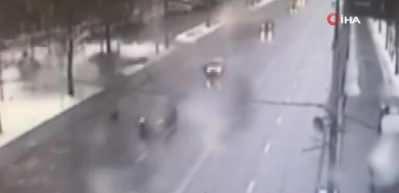 L&uuml;ks ara&ccedil; ikiye b&ouml;l&uuml;nd&uuml;! Feci kaza kamerada!