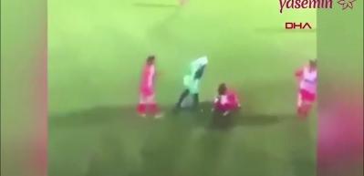 Ma&ccedil; sırasında baş&ouml;rt&uuml;s&uuml; a&ccedil;ılan futbolcuya rakiplerinden b&uuml;y&uuml;k destek!