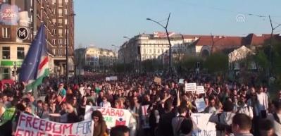 Macaristan'da eğitim &ouml;zerkliği protestosu