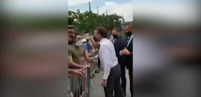 Macron'a şok! Bir anda suratına tokat yedi