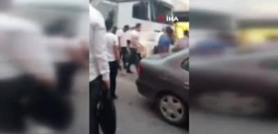 Maddi hasarlı kazada yumruklar havada u&ccedil;uştu