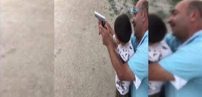 Maganda baba 4 yaşındaki oğluna b&ouml;yle ateş ettirdi