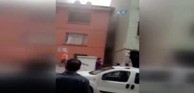 Mahalleli yangındaki aileyi b&ouml;yle kurtardı