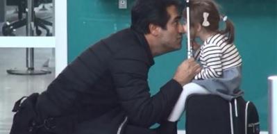 Mahsun Kırmızıg&uuml;l kızını b&ouml;yle eğlendirdi...