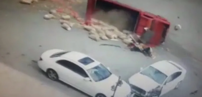 Freni boşalan kamyonet dehşet sa&ccedil;tı!