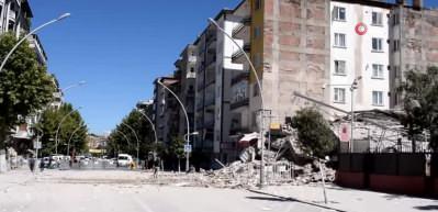 Malatya'da bina b&ouml;yle &ccedil;&ouml;kt&uuml;!
