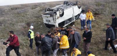 Mardin'den d&uuml;ğ&uuml;n i&ccedil;in gelen minib&uuml;s takla attı