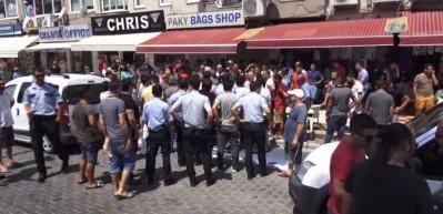 Marka avukatlarına &ouml;fkelenen esnaf yol kapattı