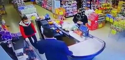 Markette ‘vertigo krizi’ geçiren kasiyeri son anda tuttu