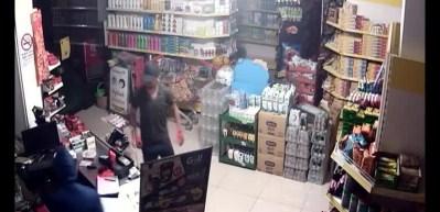 Marketteki t&uuml;m elektronik malzemeleri &ccedil;almışlardı, yakalandılar!