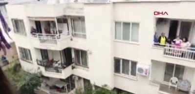Marmaris&rsquo;te kız &ccedil;ocuğuna komşularından balkonlardan s&uuml;rpriz doğum g&uuml;n&uuml;