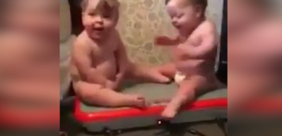 Masaj koltuğuna oturan ikizlerin hali g&uuml;ld&uuml;rd&uuml;