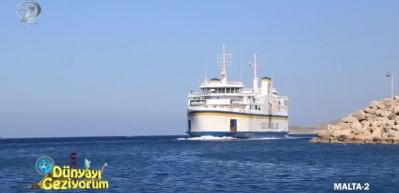 Masmavi deniz sularına a&ccedil;ılan kale kapıları ile Gozo Adası 