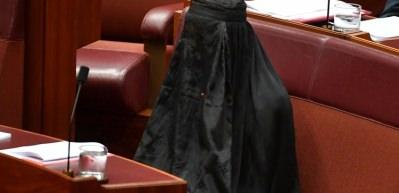 Meclise b&ouml;yle girdi! &Uuml;st&uuml;ndeki bir anda &ccedil;ıkardı