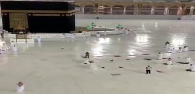 Mekke'de imrendiren kareler! Yağmur altında az kişi ile tavaf yapıldı