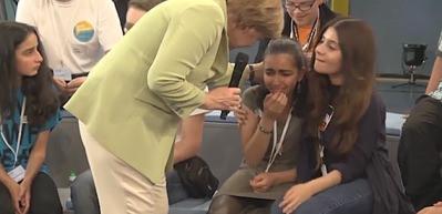 Merkel Filistinli m&uuml;lteci kızı ağlattı