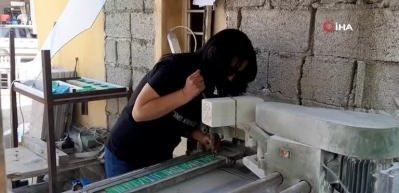 Mermer ustası kadın, erkeklere taş &ccedil;ıkartyor!