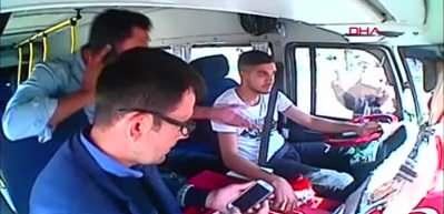 Mersin'de minib&uuml;s&ccedil;&uuml;ler arasında hat kavgası! Yolcular dehşeti yaşadı