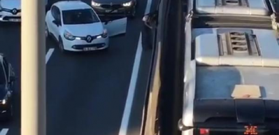 Merter'de D-100 trafiğini durdurdu; kadın s&uuml;r&uuml;c&uuml;n&uuml;n kedi kurtarma operasyonu
