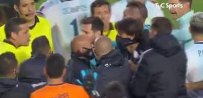 Messi antren&ouml;re k&uuml;fretti! Arjantin'in rakibini 15 yıl sonra yendiği ma&ccedil;ta ortalık karıştı