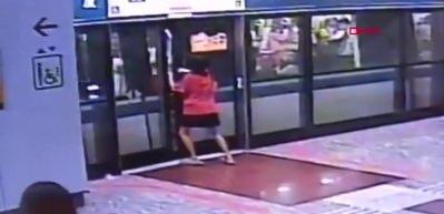 metro icin acele eden kadin kapi ile