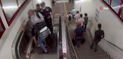Metro istasyonunda ilgin&ccedil; yankesicilik kamerada