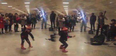 Metroda m&uuml;zisyenlerle &ccedil;ocuğun oyunu rekor kırıyor