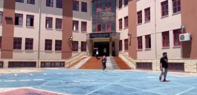 Milli Eğitim Bakan Sel&ccedil;uk, &ouml;ğrenciler ve veliler ile LGS sınav &ccedil;ıkışında bir araya geldi