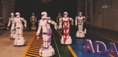 Milli Robot ADA GH5 mangal yapıyor, oyun havasında dans ediyor