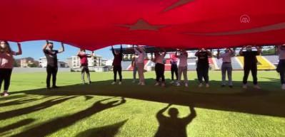 Milli sporculardan, Şenol G&uuml;neş ve &ouml;ğrencilerine marşlı bayraklı destek