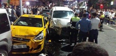 Minib&uuml;s 6 aracı bi&ccedil;ti: Feci kaza kamerada