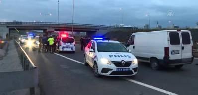 Minib&uuml;s ile otoyola ters y&ouml;nden giren 6 ş&uuml;pheliden 4&rsquo;&uuml; yakalanarak g&ouml;zaltına alındı