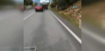 Minib&uuml;s ve otomobili y&uuml;klenen kamyonetin tehlikeli yolculuğu kamerada