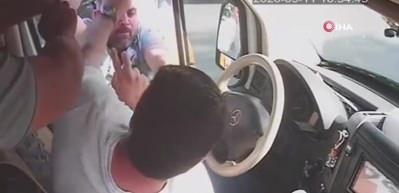 Minib&uuml;s&ccedil;&uuml;lerin yolcu kavgası kameralara b&ouml;yle yansıdı