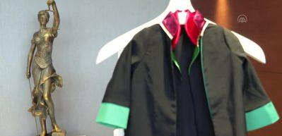 "Minik avukat" giydiği c&uuml;bbesiyle duruşmada avukat annesine eşlik etti