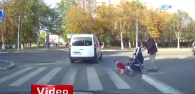 Minik &ccedil;ocuğu bebek arabasından b&ouml;yle d&uuml;ş&uuml;rd&uuml;!