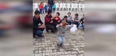 Minik &ccedil;ocuğun halayı sosyal medyayı salladı