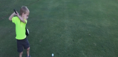 Minik golf&ccedil;&uuml; bir hışımla atış yaptı ama...