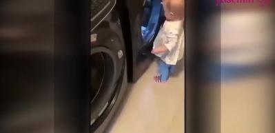 Minik hamarat &ccedil;amaşır makinesini boşaltıyor