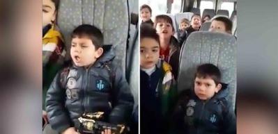 Minik yiğitlerden okul servisinde komando marşı!