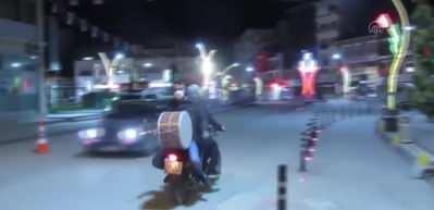 Motorize ramazan davulcularından, manilerle sosyal mesafe mesajı