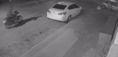 Motosiklet hırsızlığı g&uuml;venlik kamerasına yansıdı