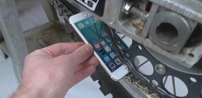 Motosiklet kasnağının i&ccedil;ine iPhone 6 sıkışırsa