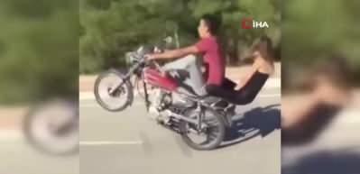 Motosiklet &uuml;zerinde y&uuml;rekleri ağza getiren hareketler!