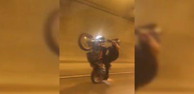 Motosikleti tek tekerde s&uuml;rd&uuml;, tepetaklak oldu!