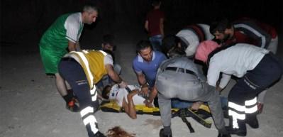 Motosikletiyle, inşaatın temel &ccedil;ukuruna d&uuml;şt&uuml;